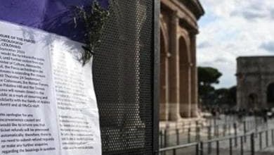 Tragedia al Colosseo, cancelli chiusi fino a sabato. Giuli dai custodi dopo il lutto