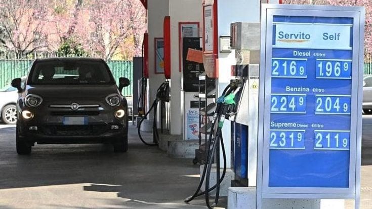 L’Opec+ taglia la produzione, vola il petrolio. Il governo nei guai per gli aumenti dei carburanti