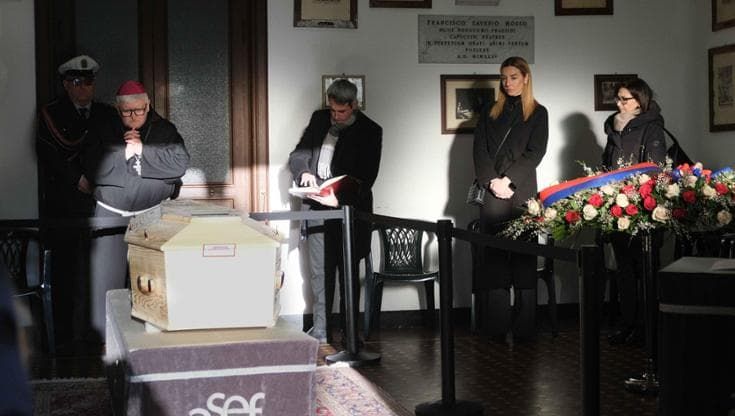 Strage di Crans-Montana: la salma di Emanuele Galeppini a Genova, un dolore che lascia senza parole