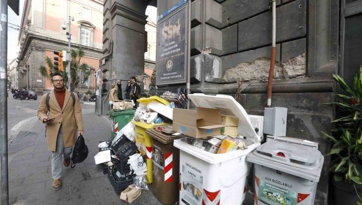 Post Capodanno tra mini discariche e residui di fuochi d’artificio a terra. Plebiscito pulito, le altre strade sporche