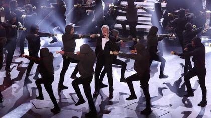 Sanremo, Baglioni da solo sul trampolino: 'Noi no' con i ballerini armati di rose