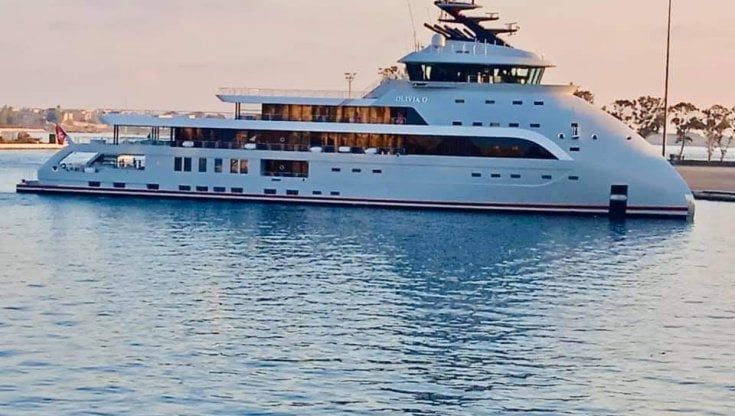 Brindisi, al porto approda 'Olivia', lo yacht di lusso lungo 88 metri con la prua rovesciata: "E' di un miliardario israeliano"