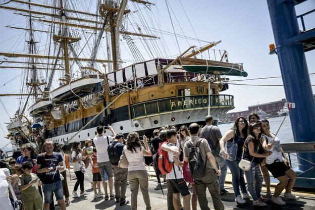Molo Beverello, tutti in fila per salire sul Vespucci