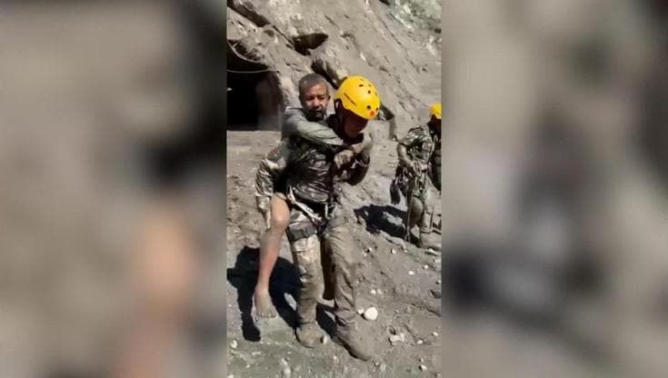 Nepal, le operazioni per salvare cento persone intrappolate in un tunnel: il salvataggio nel fango