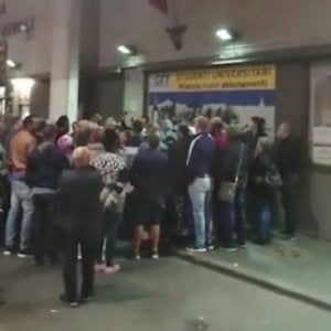 Torino, tensioni agli sportelli per gli abbonamenti del bus: arrivano i carabinieri