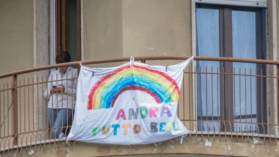 I flash mob dei balconi: "Andrà tutto bene", striscioni e luci contro il virus