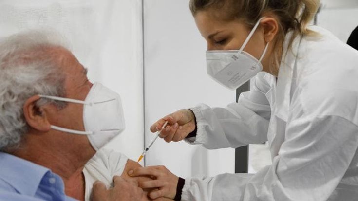Covid, solo sospese le multe a chi non si è vaccinato. Il governo non ha 170 milioni per abrogare la legge