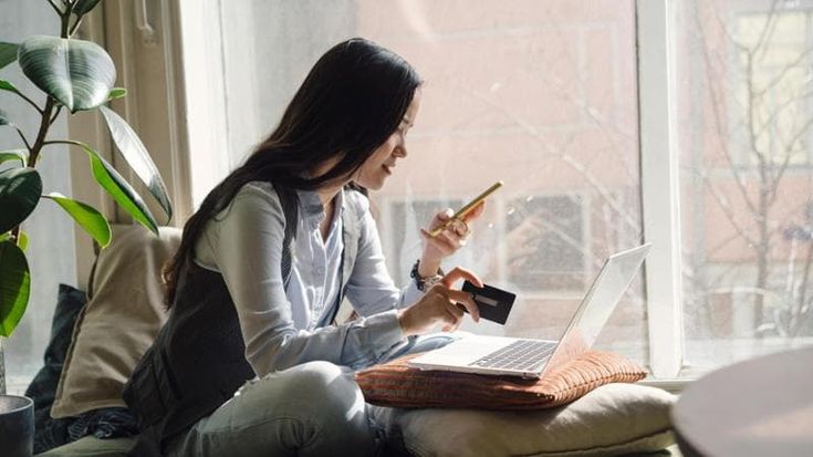 Ecommerce, il ritratto dei consumatori italiani: il 69% acquista online