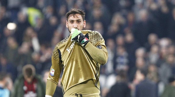 Donnarumma, il bacio alla maglia del Milan