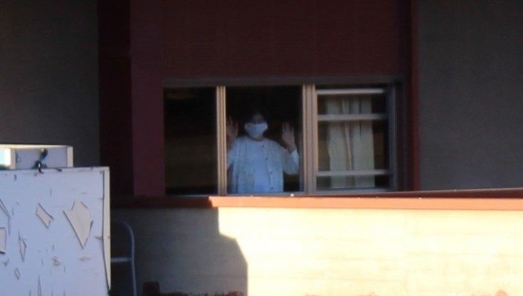Ida è tornata a casa dall'ospedale, ma lo striscione "Forza nonna ti aspettiamo" resta appeso: "Servirà ad altre come me"