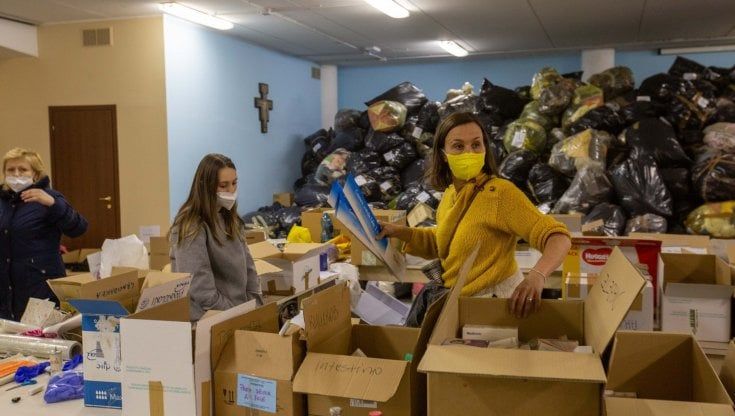 Una montagna di aiuti per l'Ucraina. I volontari della chiesa di via Meda: "Stop a vestiti e cibo, portate solo medicine" 