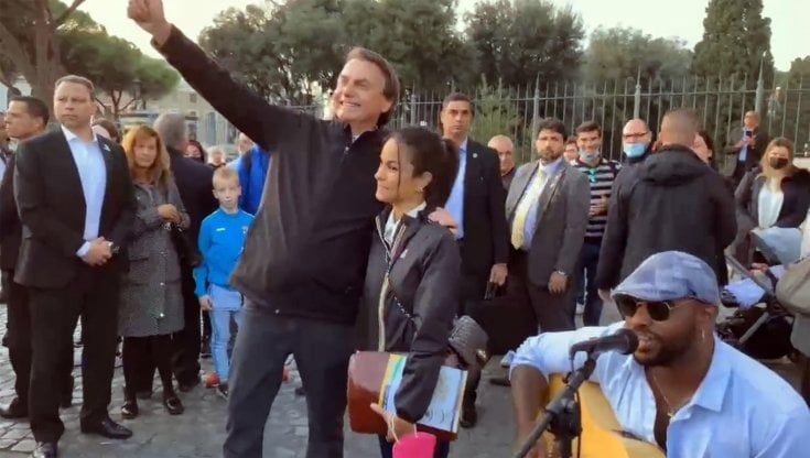 Roma, Bolsonaro fa il musicista di strada e si fa fotografare con i bambini