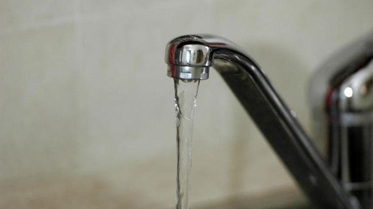 Monza, chiede un bicchiere d’acqua al bar ma gli servono soda caustica: grave in ospedale
