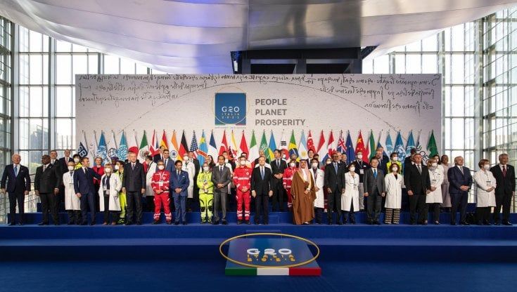 I leader e gli operatori sanitari della Croce Rossa: lo scatto simbolo del G20