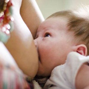 Neonata nutrita con latte di mandorla ammalata di scorbuto