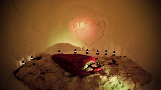  In Austria, due cuori si riscaldano nel calore dell’igloo  
