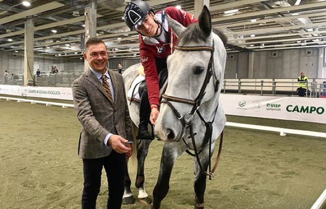 A cavallo, ma su gomma riciclata...
