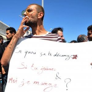 Arrestati per aver mangiato durante il Ramadan: la Tunisia scende in piazza