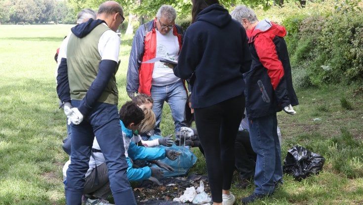 Firenze, un tappeto di rifiuti nell’erba delle Cascine e tanti volontari al lavoro