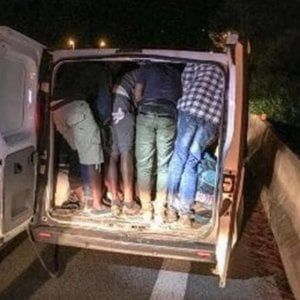 Torino: al casello con 27 stranieri sul furgone, autista in fuga 