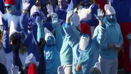 Germania, un raduno in blu: 2762 persone si travestono da Puffi e battono il record
