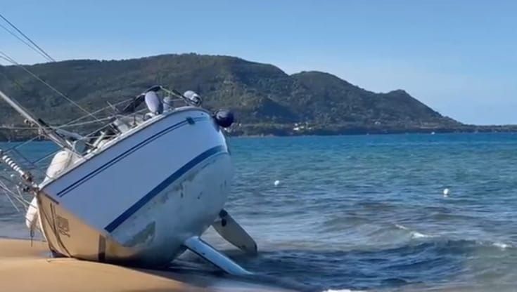 Maltempo: gradine e vento forte in Campania, barca spiaggiata in Cilento