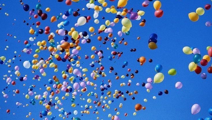 Vietati i palloncini in volo nel cielo di Lodi Vecchio: l'ordinanza anti-inquinamento cambia volto a feste e matrimoni 
