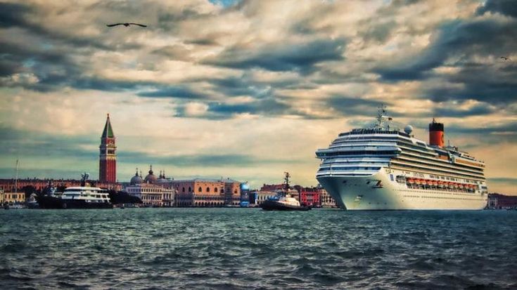 Le navi da crociera tornano a Venezia: “Ma saranno più piccole e non passeranno da San Marco”