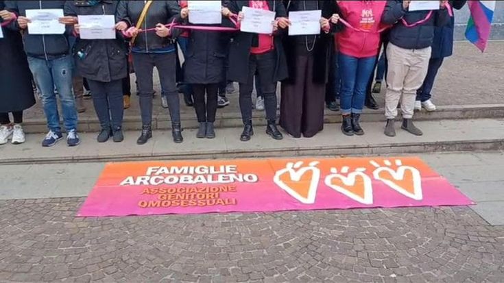 Certificato europeo di genitorialità per i figli delle coppie gay, il Parlamento europeo dice sì: “Sia riconosciuto in tutta la Ue”