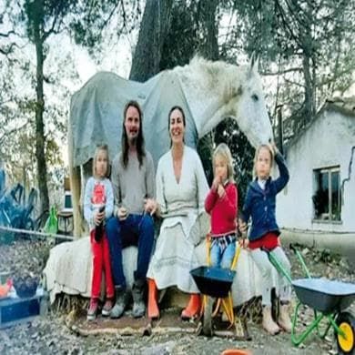 L’appello della nonna dei bambini nel bosco: “Stanno male, dateli a noi”