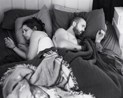 Il fotografo rimuove gli smartphone e smaschera l'ossessione per cellulari e tablet