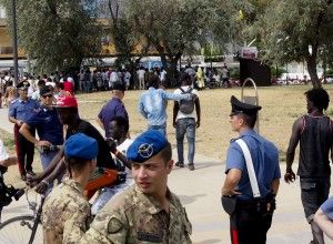Rimini, rivolta dei venditori abusivi<br />contro le ronde di vigilantes in spiaggia