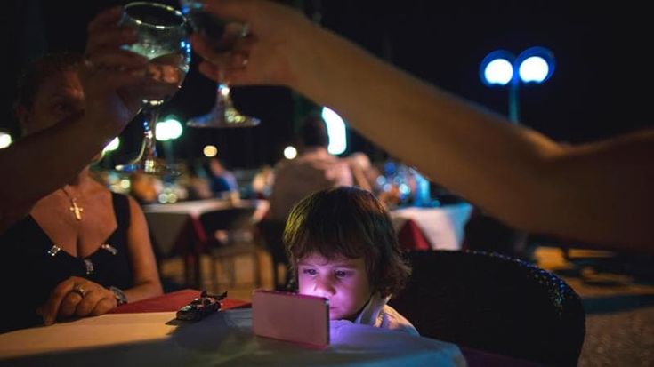 Sardinia bans mobile phones at the table: “For children, just games and a chat with mum and dad”