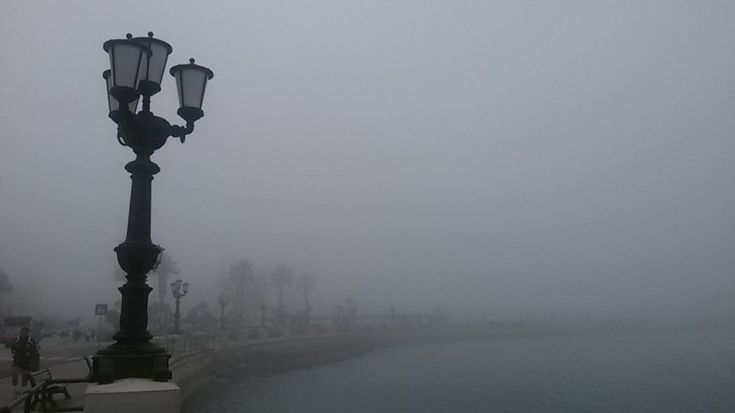La nebbia avvolge il lungomare: Bari sembra Milano