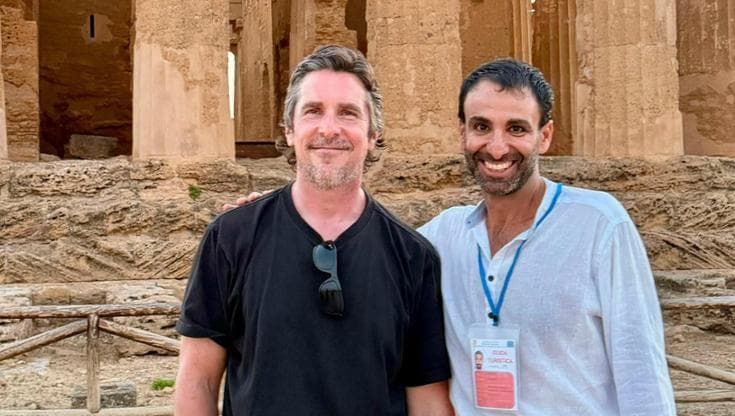 Christian Bale in Sicilia sfida il caldo e fa un giro alla Valle dei Templi