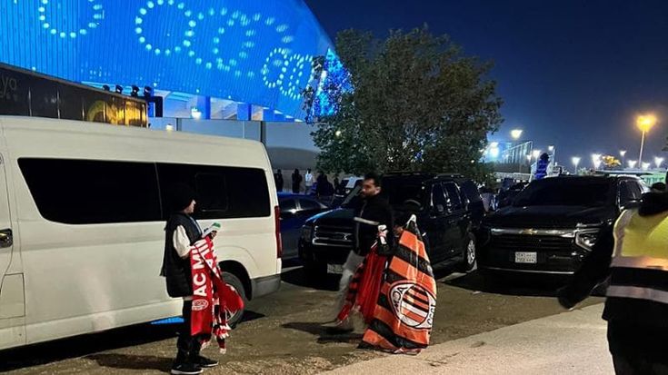 Riad, bambini costretti a vendere gadget fuori dallo stadio. E in tasca hanno anche il pos