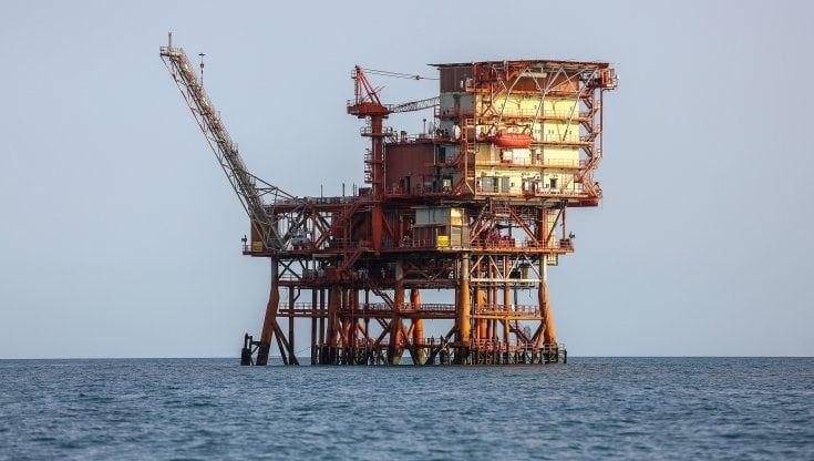 Una trivella sul mare