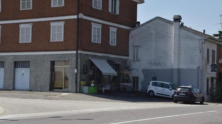 Pavia, lancia un’ascia dalla finestra e colpisce il vicino di casa alla schiena dopo una lite