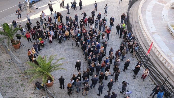 Centrosinistra e M5S in piazza contro la paralisi del Consiglio comunale