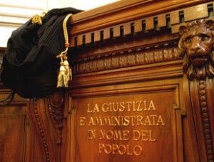 Insegue la moglie col coltello<br />patteggia un anno e 4 mesi