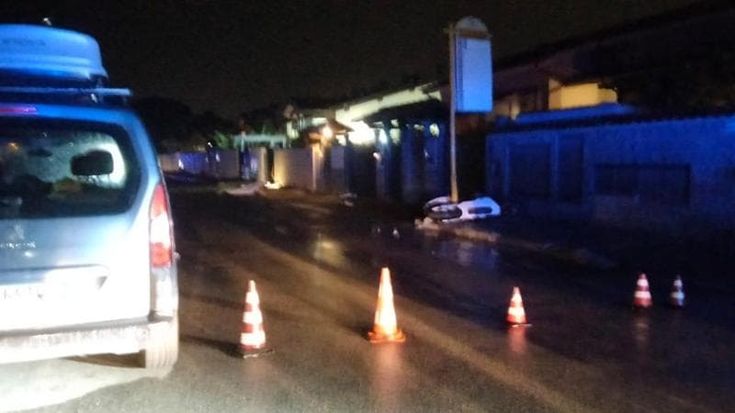Dragona, si schiantano con la moto contro la fermata del bus. Morto un 25enne, ferito un 21enne
