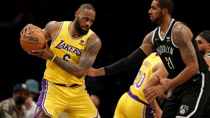 Basket, Nba: i Lakers ritrovano Anthony Davis e vittoria, Doncic a lezione dagli Splash Brothers