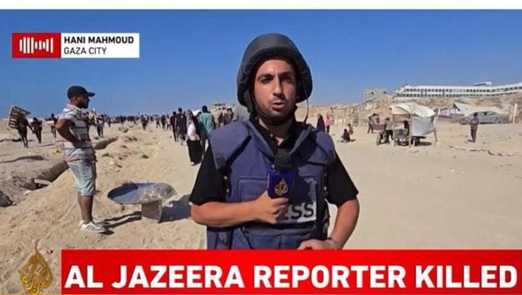 Gaza, ucciso il più noto dei corrispondenti di Al Jazeera. Le immagini poco dopo l'attacco
