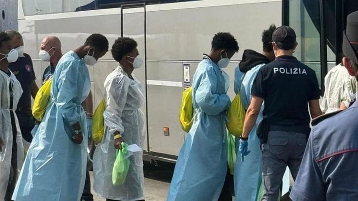Salerno, quattro casi sospetti di vaiolo sulla Sea Watch: quarantena per due settimane