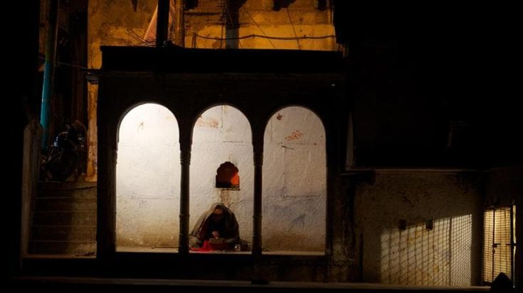 Trovare “Frammenti di India” a Sud di Milano: la mostra di Auricchio nell’Abbazia di Chiaravalle