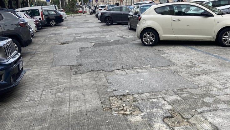 Bari, pavimento dissestato e buche nel parcheggio di corso Cavour: "Costruirne uno sotterraneo e sulla piazza fare un giardino"