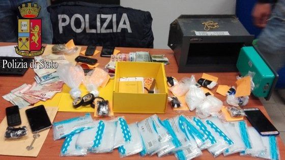 Milano, pusher lancia la cassaforte dalla finestra e poi apre agli agenti: arrestato con il complice