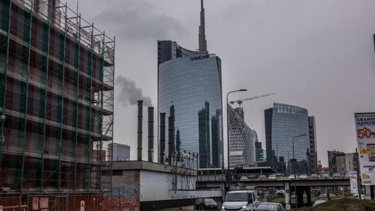 Troppo smog a Milano, scattano le limitazioni: stop a diesel e stufe a pellet