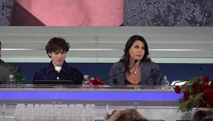 Sanremo, Geppi Cucciari: "Un bacio a Giorgia Meloni? Con il braccio di Elodie"
