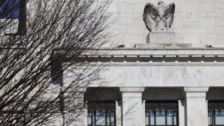 Prospettive delle banche centrali contrastanti, ma la Fed attua una politica accomodante